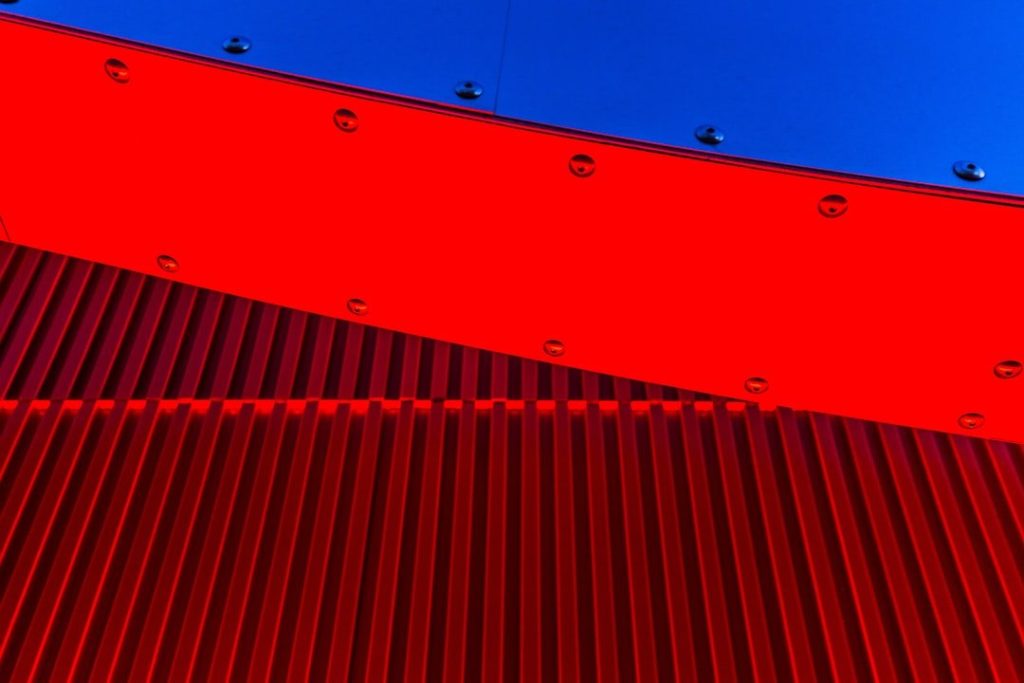 A close-up of one of my favorite eye-catching pieces of architecture in LA the Petersen Automotive Museum. The natural color of the curvy structure is silver, but the building’s night lighting transforms its bottom part to red, while the dusk sky paints the front side of the structure with navy blue.